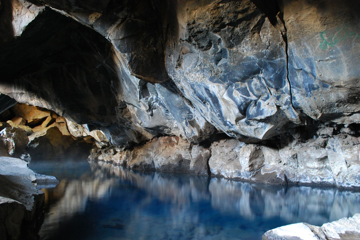 Grjotagja_caves_in_summer