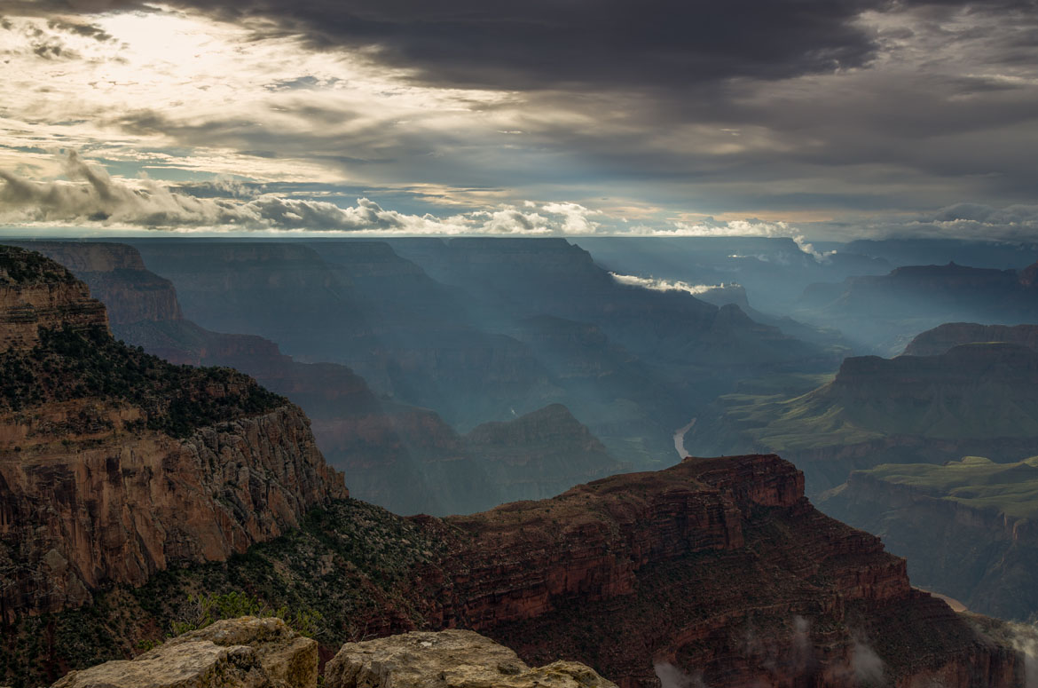 Sun_rays_at_Hopi_Point_Grand_Canyon_2013