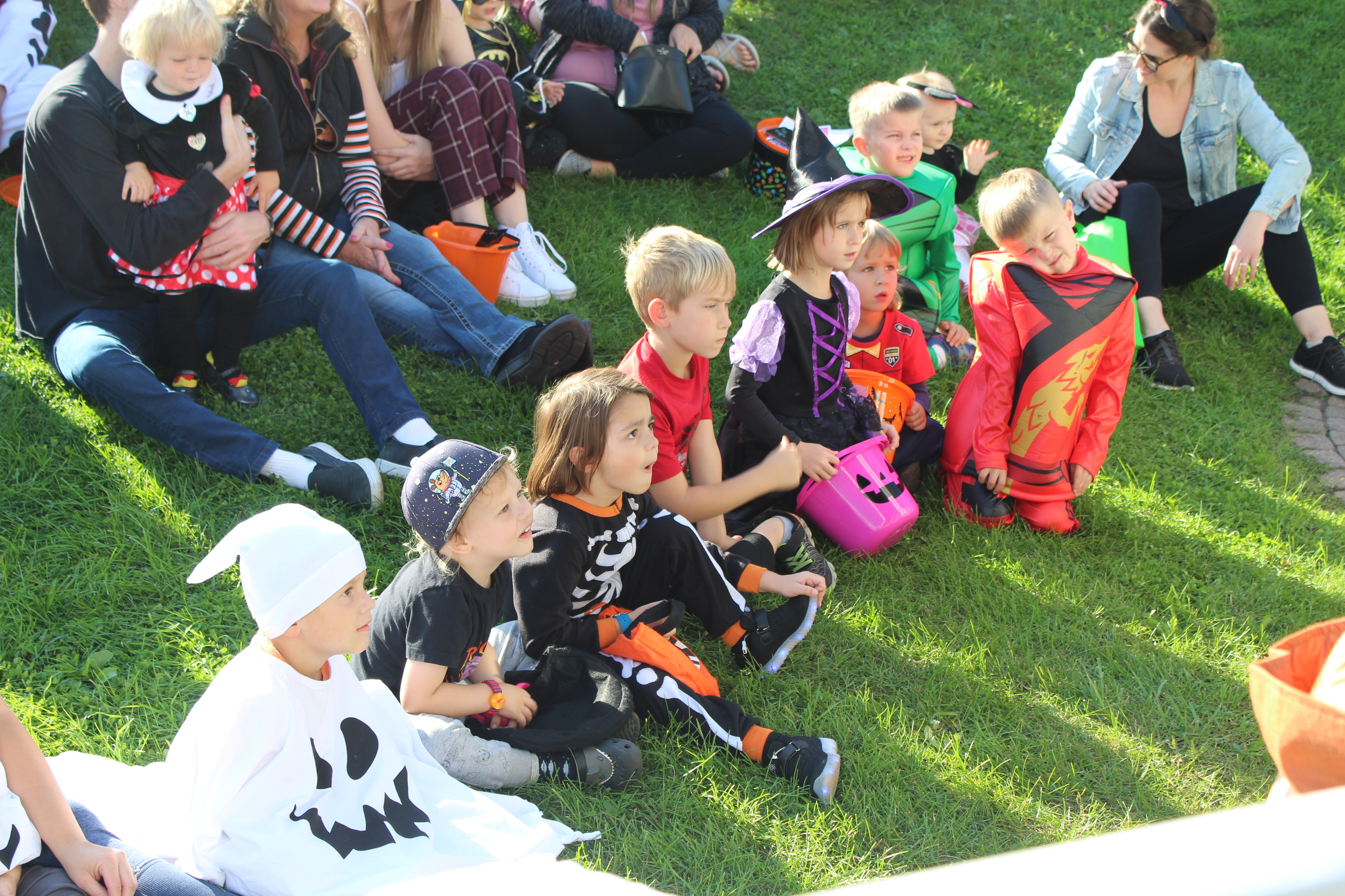 kids watching magician