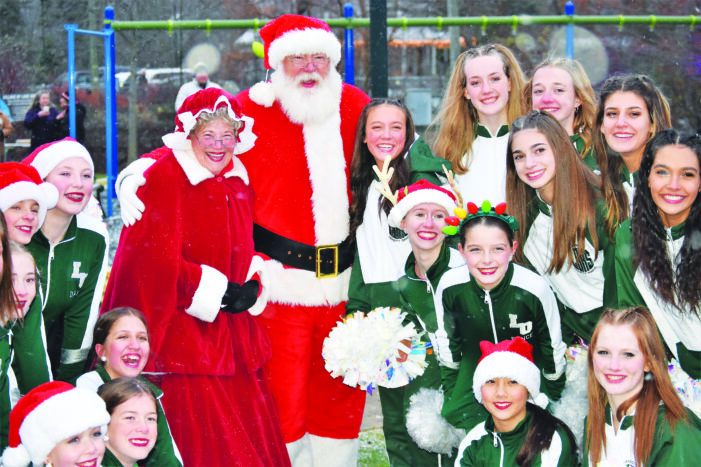 Sing & Stroll, tree lighting ring in holiday season in Lake Orion — Photo gallery included